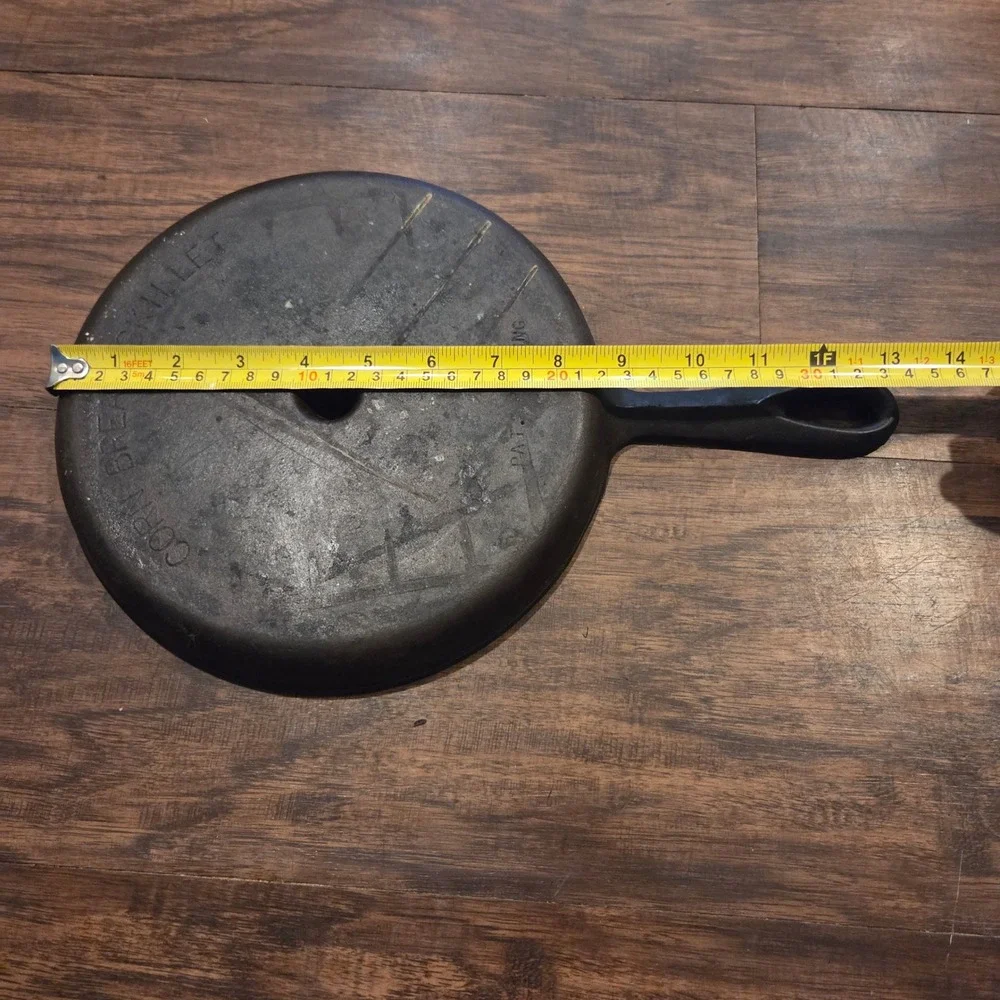 Vintage Cast Iron Cornbread Wedge Skillet 8 Section Pan Pat Pending 9 Inch